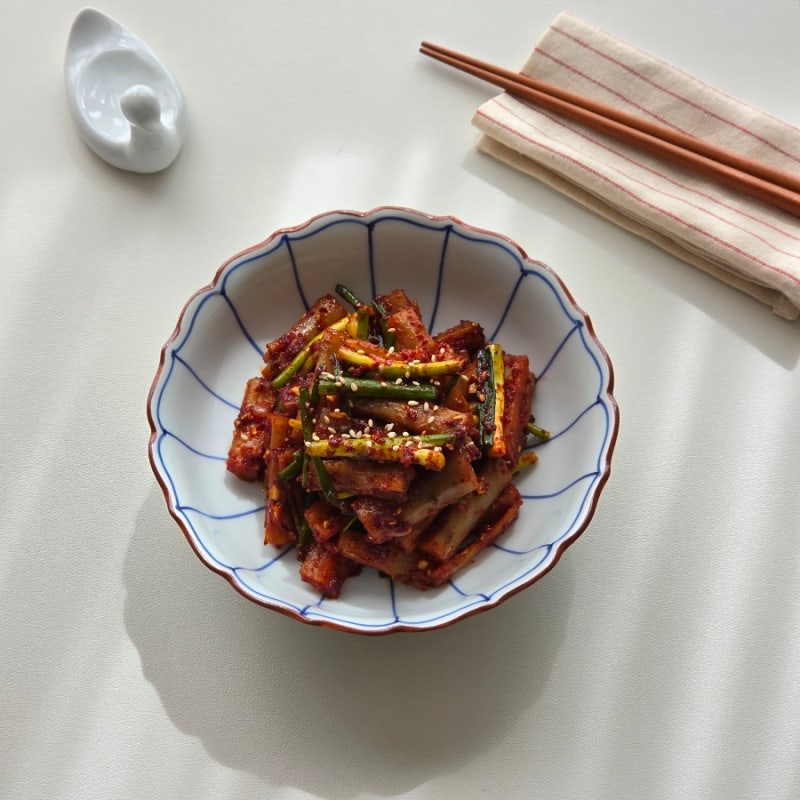 조림 대신 매콤하게 무쳐요. 경상도식 우엉김치 레시피