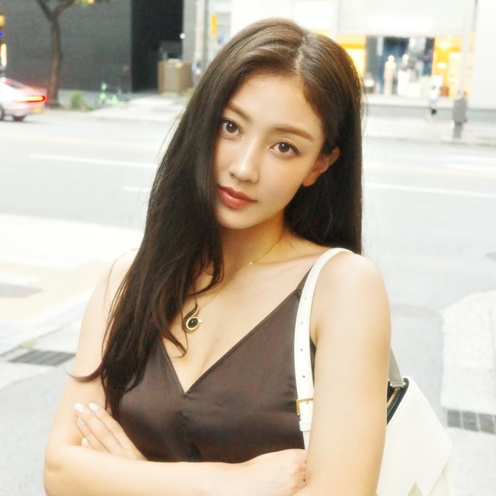 트와이스 지효, 워터밤 끝나자 분위기 확 바뀌었다…밤색 드레스에 ‘가을 여신’