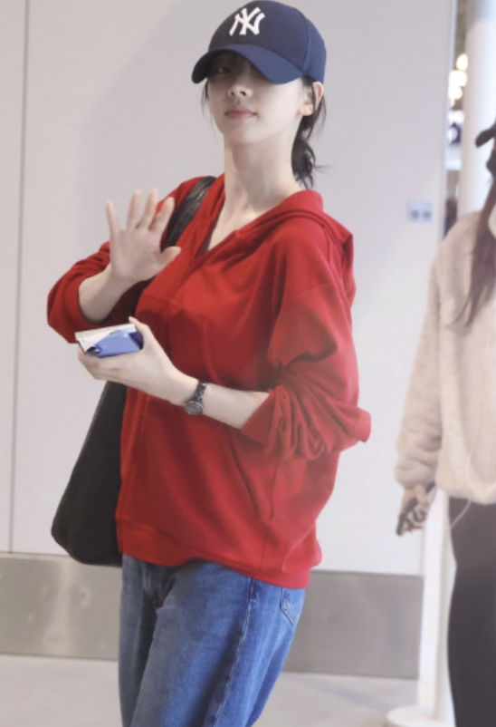 "멕시코 출국길 뒤집은 카리나" ‘10만원대’ 빨간 후드집업 패션