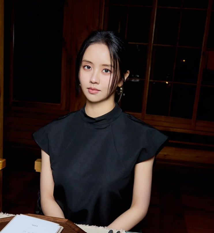 "우리가 알던 그 아역 맞나요?" 김소현, 고급스러운 실크 드레스 입고 전한 반전 근황