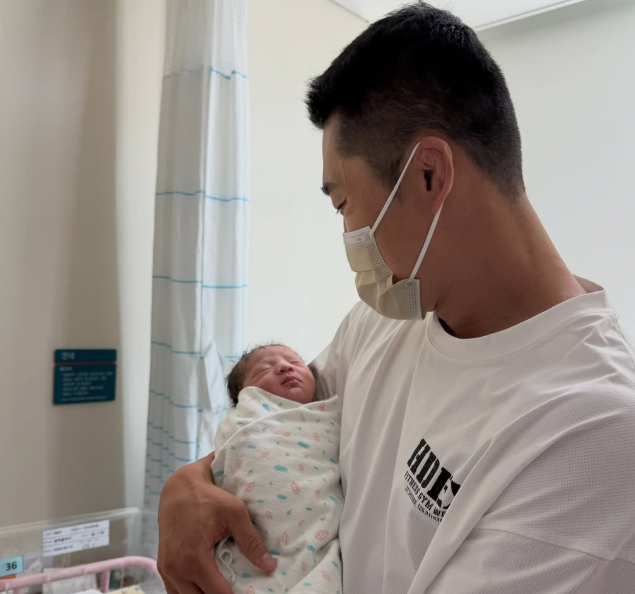 방송인 김동현 득남, 네 번째 기적 안고 여섯 식구 됐다 소감 전문