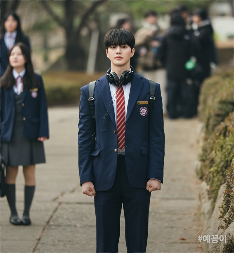 그냥 검정 백팩인줄.. 460만원 로에베였던 송강 교복룩