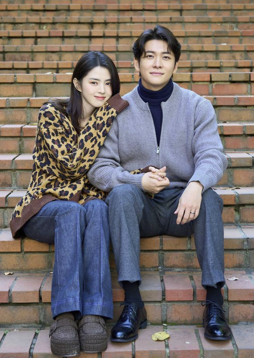 강태오가 한소희 남편이라고?…손깍지 낀 ‘인턴’ 부부 투샷 공개