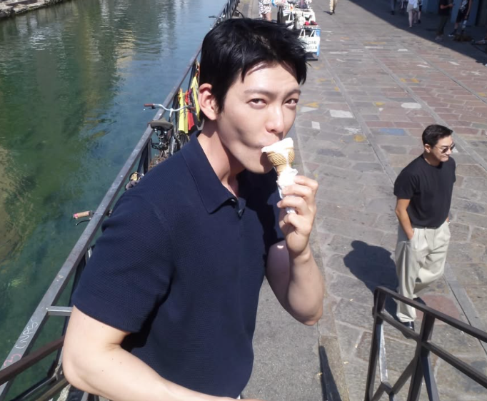 “아내 신민아 촬영장에 가족 커피차” 김우빈 프로필 나이 키 학력 결혼 신민아 비인두암 ....