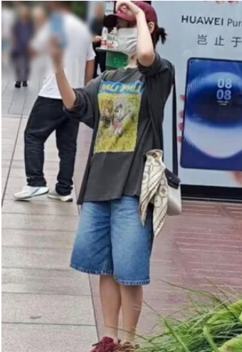 "길거리에서 만나도 못 알아보겠다고?" 아이유 상하이 여행지 사복 패션 반전 이유