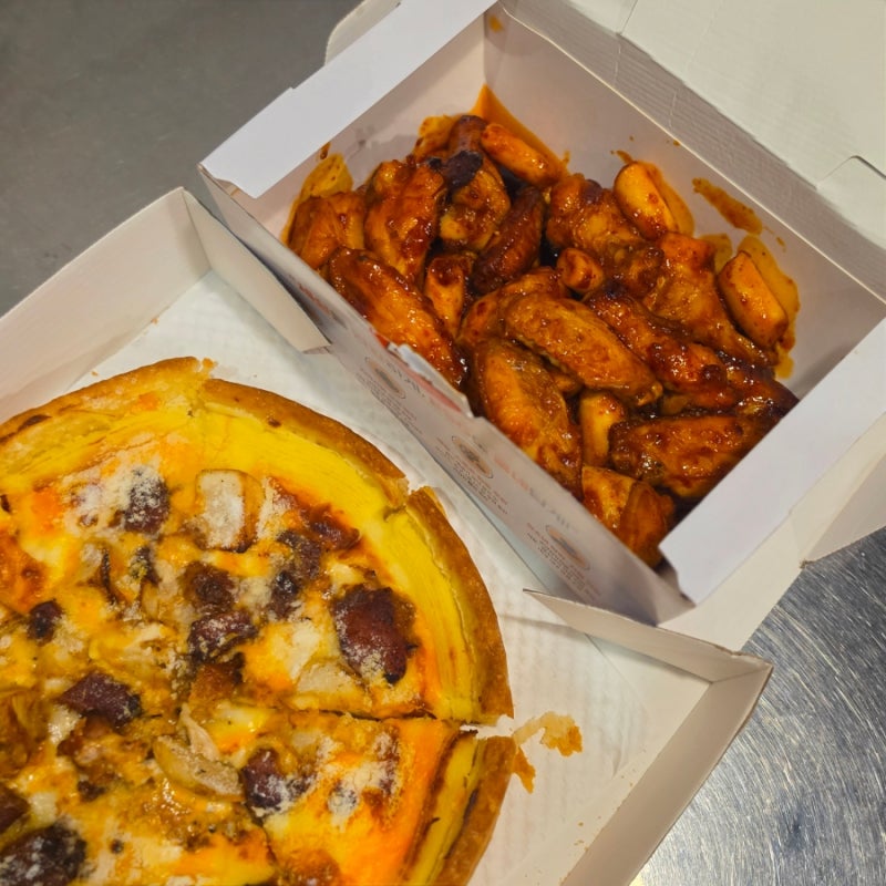 굽네치킨 한정메뉴 서울엄마 파기름떡볶이 치킨 윙봉과 바비큐 시카고 피자 후기