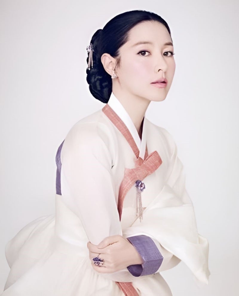 "명품 드레스 아닌 한복?" 배우 이영애, 국제 영화제 레드카펫 위 "한복" 선택한 이유