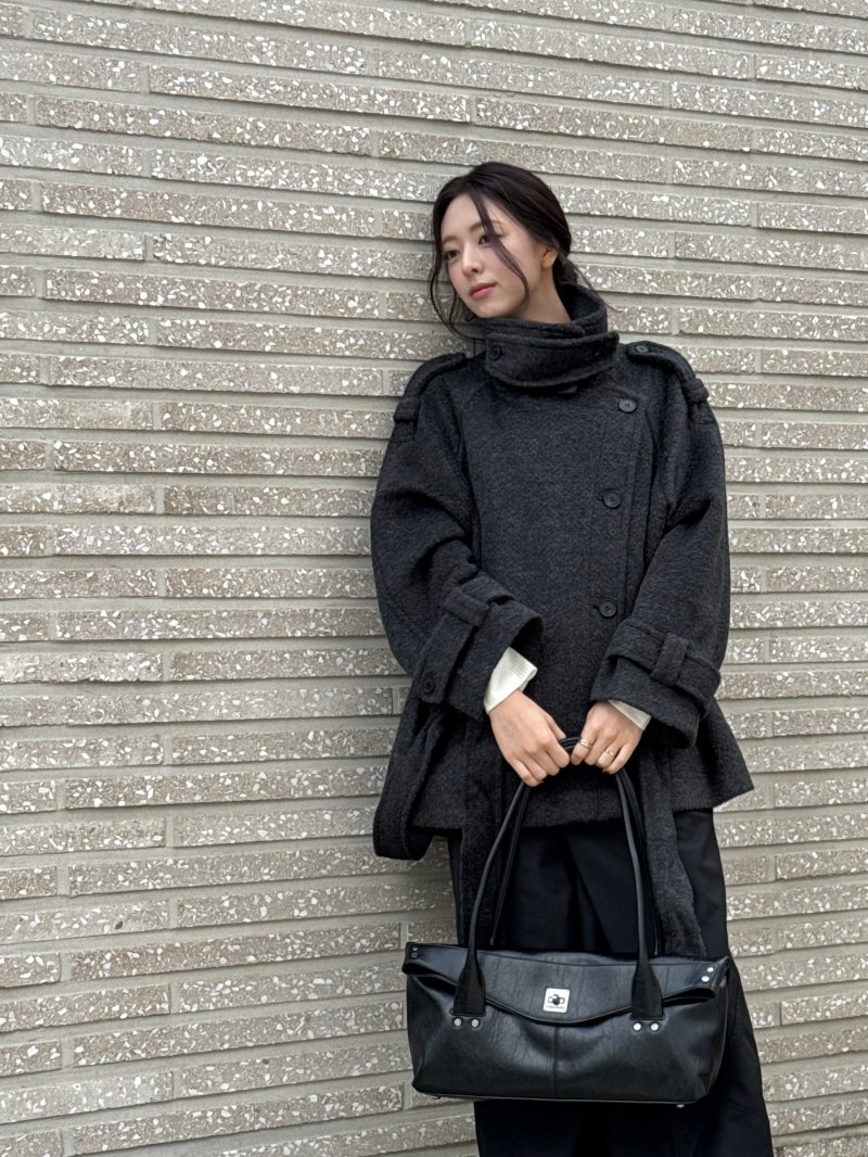 있지 유나 사복 옷 인스타그램 패션 속 하프 코트 신발 가방은 트리밍버드 여성 숄더백 아우....