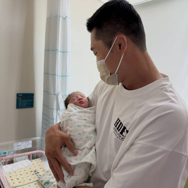 김동현, 넷째 아들 출산...칭찬 받을만한 다둥이 아빠
