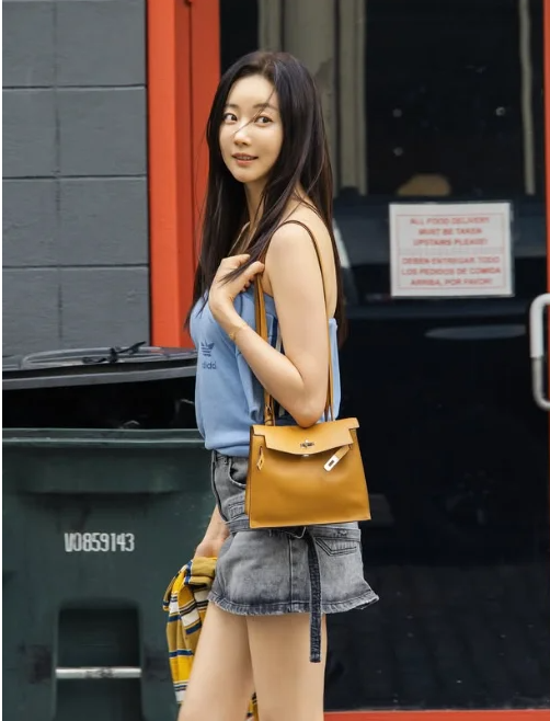 48세 나이 믿기지 않는 압도적 각선미…김사랑, 뉴욕 여행 중 포착된 완벽 몸매에…'들썩'