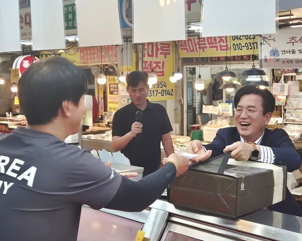 전통시장 찾은 허태정 “앞으로 온통대전 끊길 일 없어”