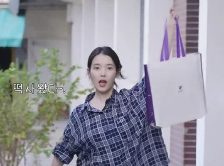 '이러니 다들 예뻐할 수밖에…' 80대 대선배 모시며 아이유가 보여준 진짜 톱스타의 품격