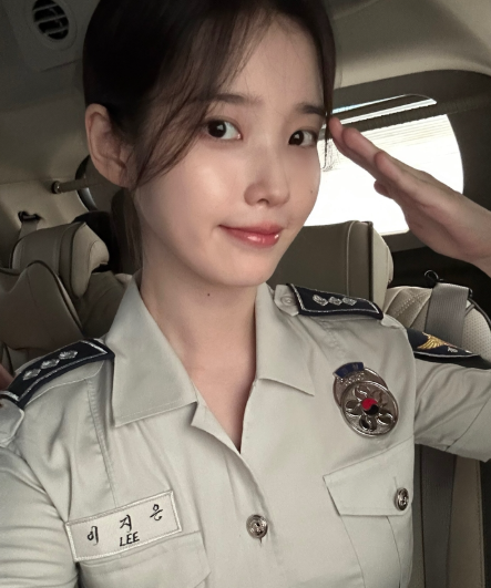아이유, 생애 첫 오픈런이 떡이었다고?…김영옥·나문희 위해 아침 7시부터 ‘진심 풀세팅’
