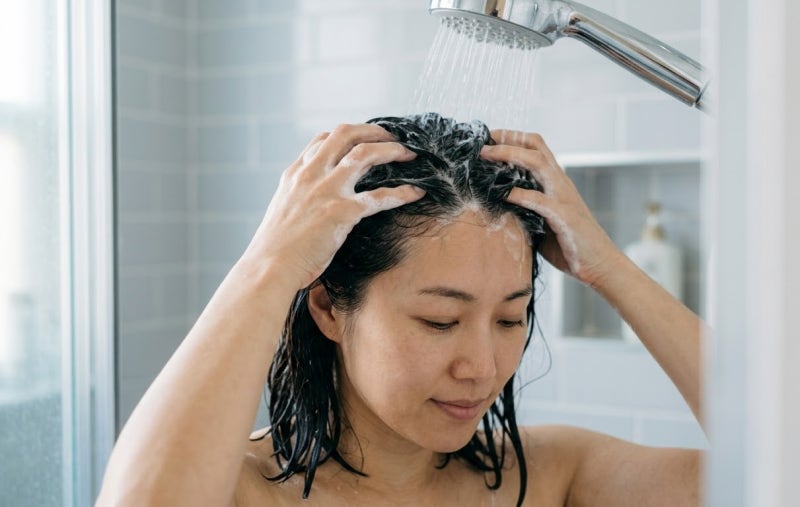 환절기 두피가 갑자기 가렵고 비듬이 늘었다면, 건조함·유분·자극부터 구분해보세요