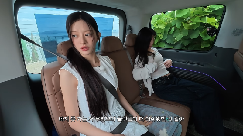 아일릿 민주 유튜브 속 화이트 슬리브리스 드레스 패션으로 청초한 분위기 연출! 5부 팬츠에 ....