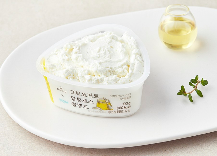 그릭요거트 + 그래놀라 + 블루베리 요즘 내가 자주 먹는 간단한 조합