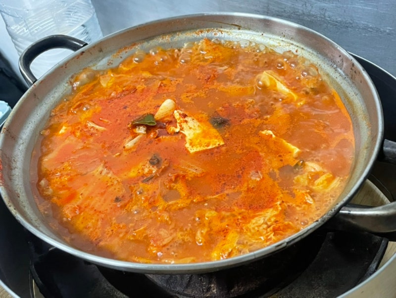 [ 종로 김치찌개 맛집 광화문집 ] 듬뿍 들어간 돼지고기와 계란말이 조합이 환상인 김치찌개 ....
