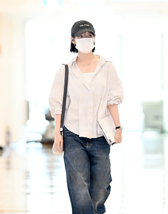 10년 만에 중국간 아이유, 공항 출국길 민낯부터 상하이 옷차림까지 화제된 이유!