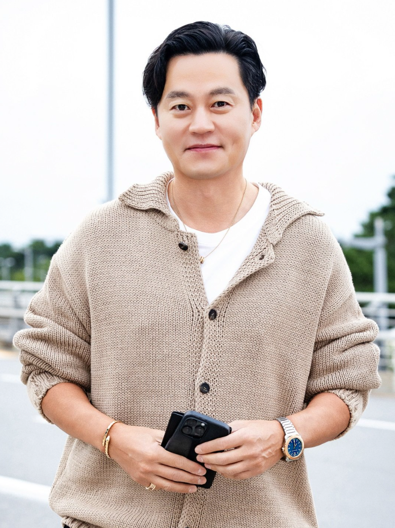 55세 이서진 불가리만 4개 도쿄 출국 공항패션 옥토 로마 시계 세르펜티 목걸이 남자가디건