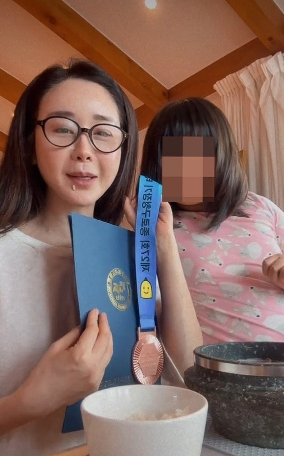 함소원 딸 혜정, “자랑할 것 있는데…” 상장과 동메달 들고 라이브 등장