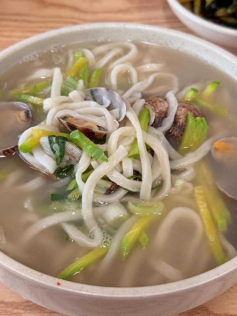 비봉손칼국수｜바지락이 푸짐하고 국물이 끝내주는 비봉 칼국수 맛집