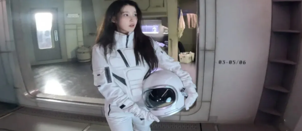 "이게 위장이야 패션이야" 상하이 거리에서 포착된 아이유 사복 정체