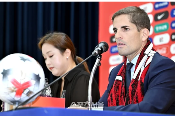 '3개월짜리' 임시 감독 맞아? '홍명보 후임' 모레노 "韓선수 1700명 분석, 이름값 필요없다"…시....