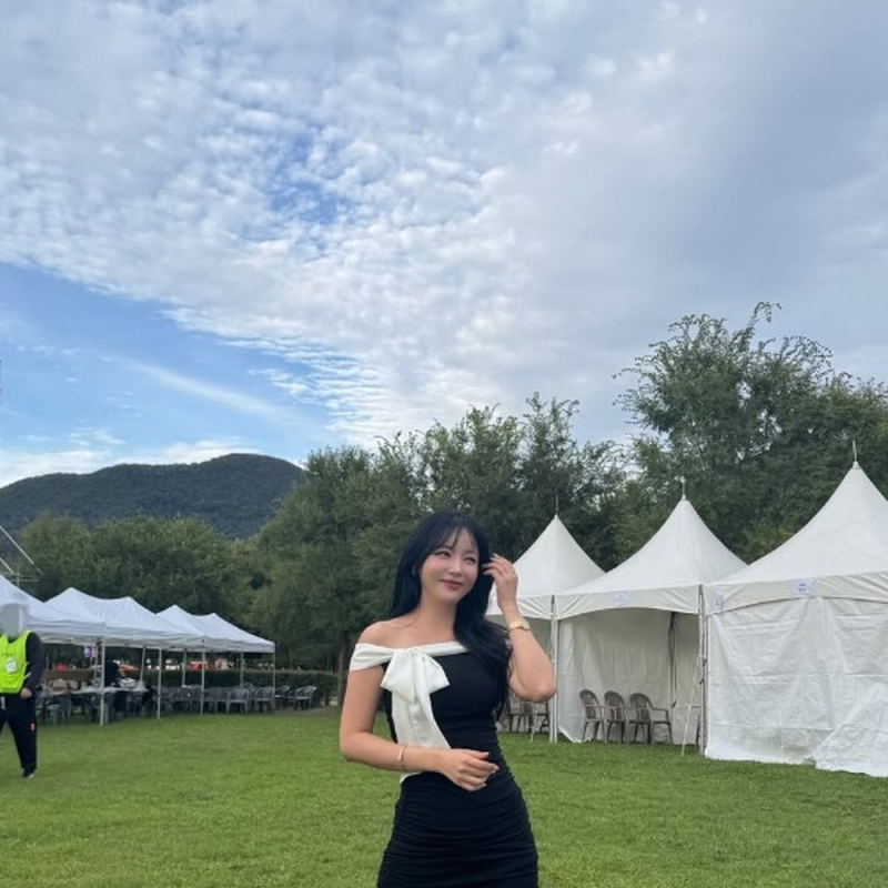 "블랙 입었다고 뭐라 할까 봐" 임신설 한 방에 지운 41세 그 트로트 가수의 오프숄더 블랙 미....