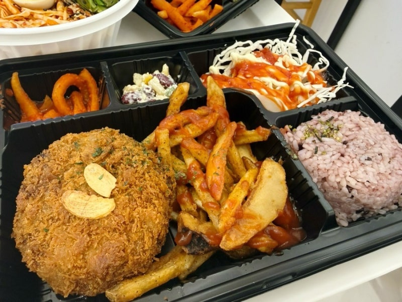 釜山東區美食 高官漢堡排外送食記｜豐盛的漢堡排、高官炸豬排套餐