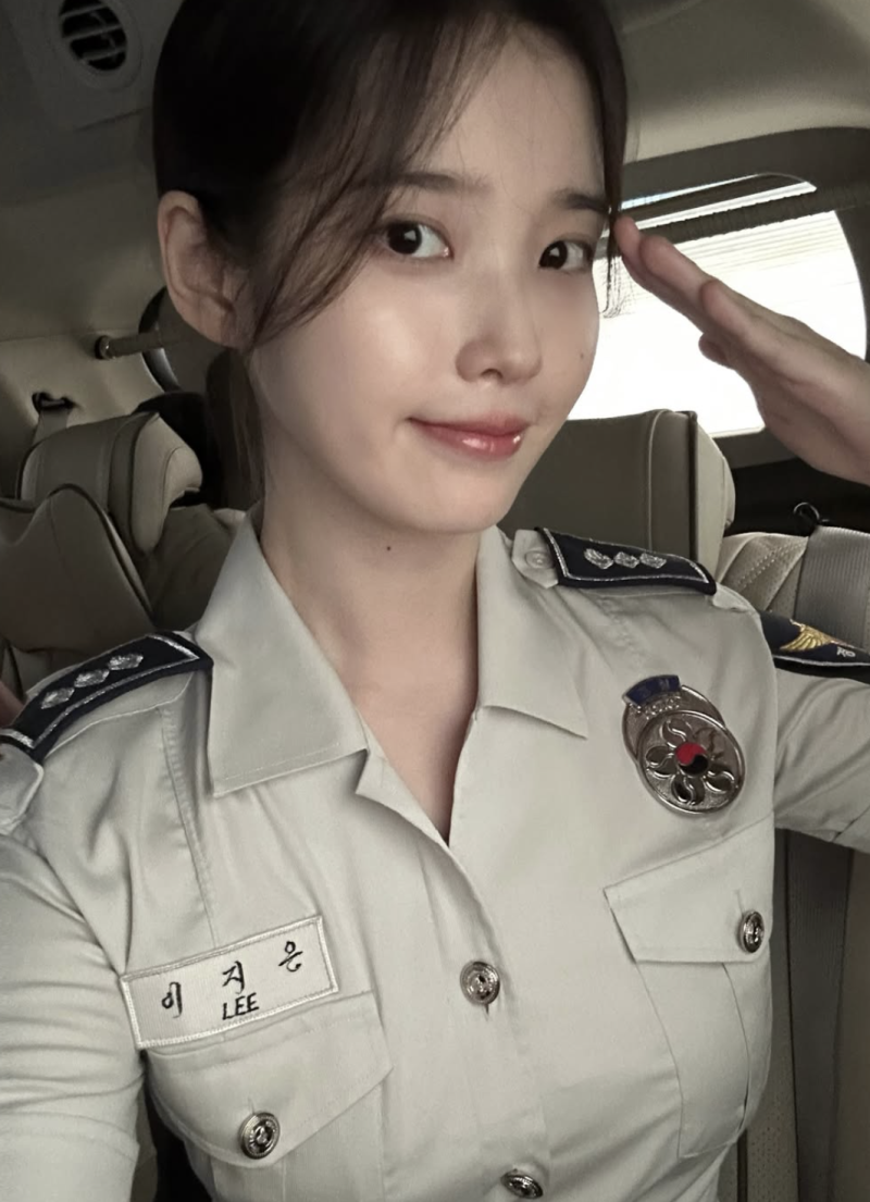 콘서트·앨범 미룬 아이유…팬들 위해 직접 내린 결정