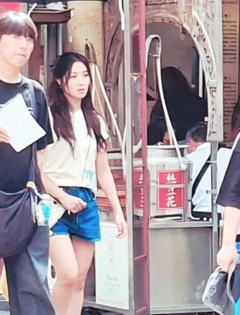 “대만 길거리서 갑자기 포착됐다” 김혜윤, 대본 든 스태프 사이 ‘무슨 촬영?’