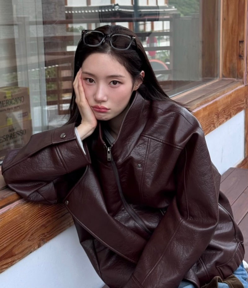그래, 바로 이거지! 사복천재 정채연이 입는 건 실패가 없네…온앤온 레더자켓까지