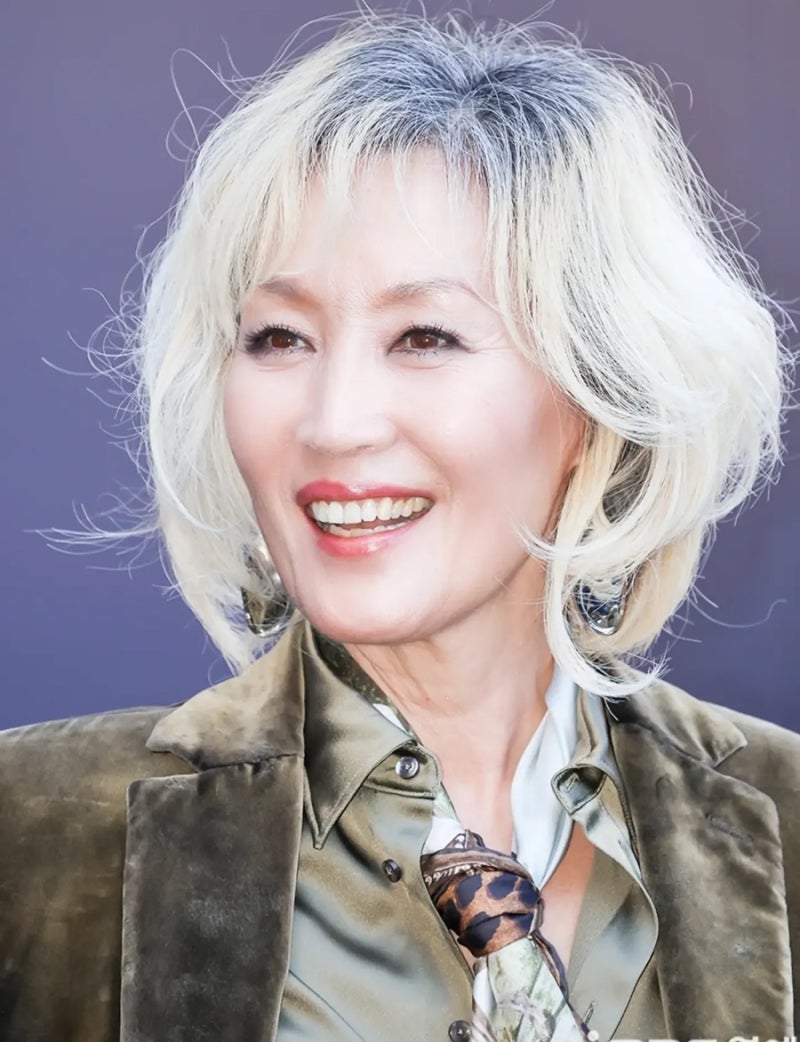 압도적이다... 60대 포스 제대로 보여준 이혜영 금발 벨벳 자켓 스타일링