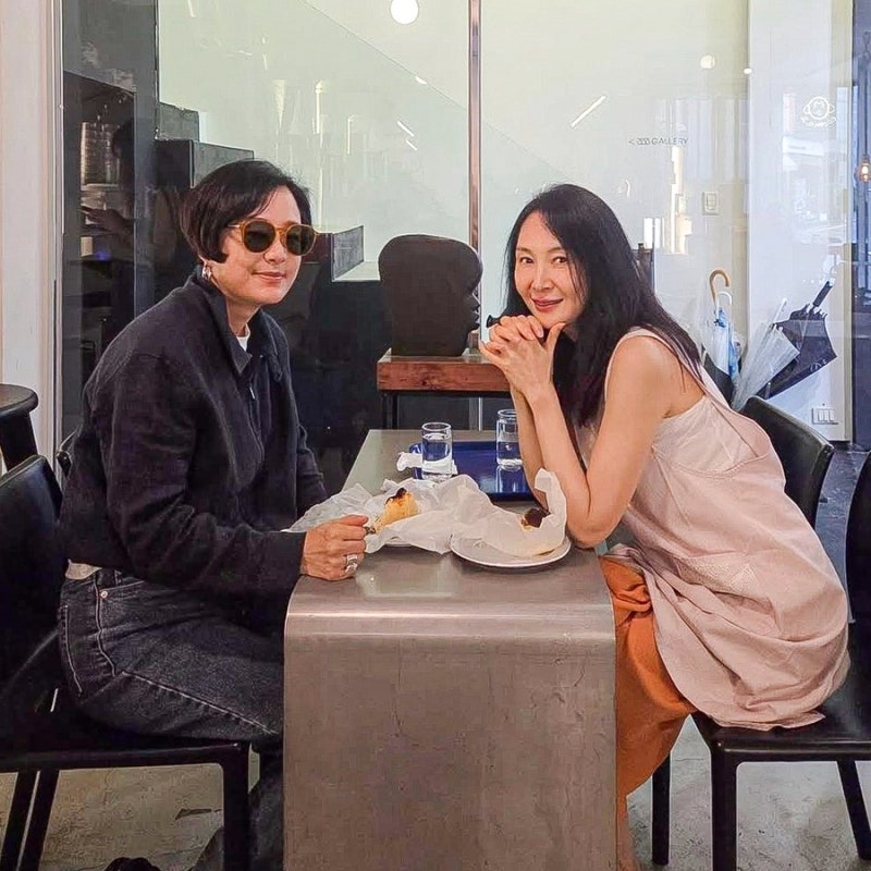 채시라 인스타 속 포착된 장미희 근황, 68세 믿기지 않는 가죽자켓 패션