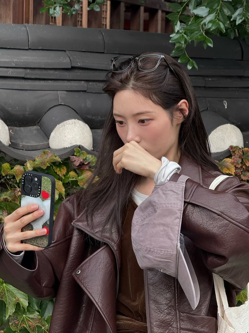 정채연 사복 패션 속 가을 가죽 자켓 코디, 온앤온 레더 점퍼, 벨벳 스트랩 뷔스티에, 데님 팬....