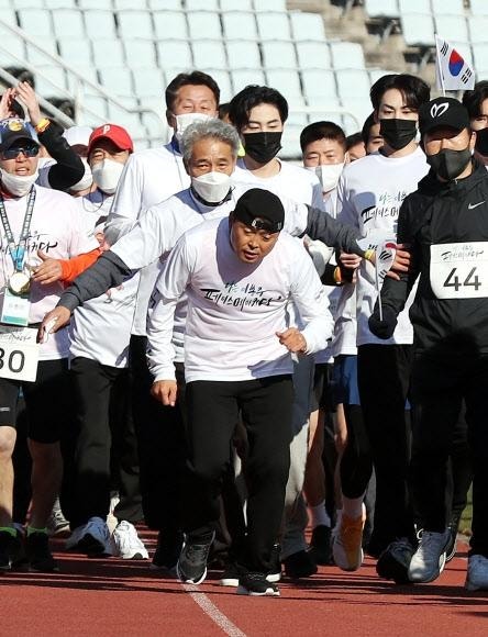“몸 상태 아직 80%인데…” 전설 이봉주 희귀병 딛고 하프마라톤 1시간 39분 완주...다음 대회....