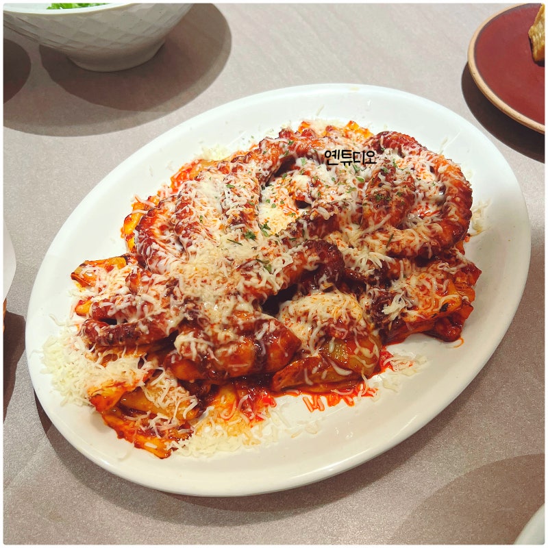Jamsil Lotte World Mall Restaurant: Yeonnak's Spicy Stir-fried Whole Octopus, a Hearty Korean Meal on B1