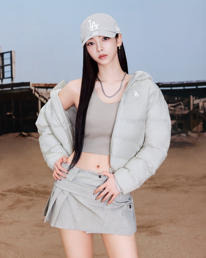 카리나 MLB 26FW ‘뉴 커브’, 이번엔 로고보다 ‘야구공의 곡선’을 입혔다. 카리나가 입은 MLB....