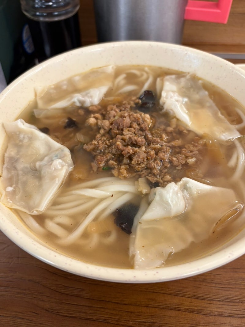 [명동] 외국인 입맛까지 사로잡은 명동교자 불맛나는 칼국수와 마늘김치 최고맛집