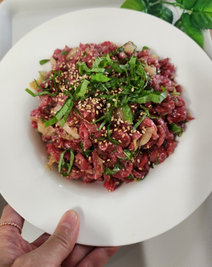 육회에 깻잎과 묵은지를 넣었더니 정말 맛있어요 육회레시피