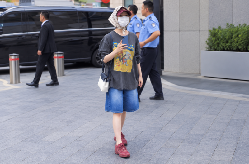 "아무도 아이유인 줄 몰랐다" 상하이에서 포착된 반전 여행룩 정체
