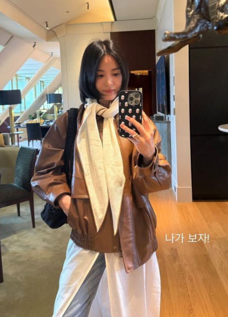송혜교가 선택한 간절기 스카프, "100만 원쯤이야" 툭 둘러낸 아우라