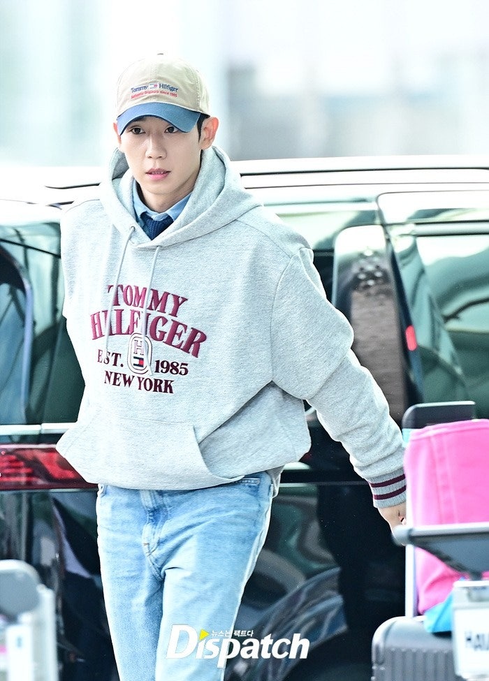 "Just a Hoodie?" Jung Hae-in's New York Airport Fashion: Cap and Denim Combo