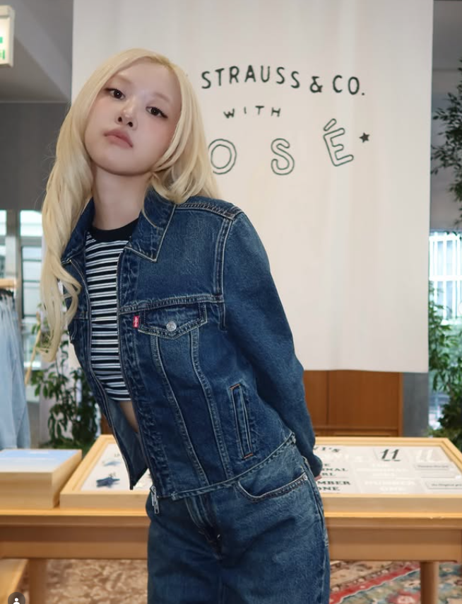 로제 리바이스 콜라보 공개, 데님 자켓에 청바지로 완성한 청청패션