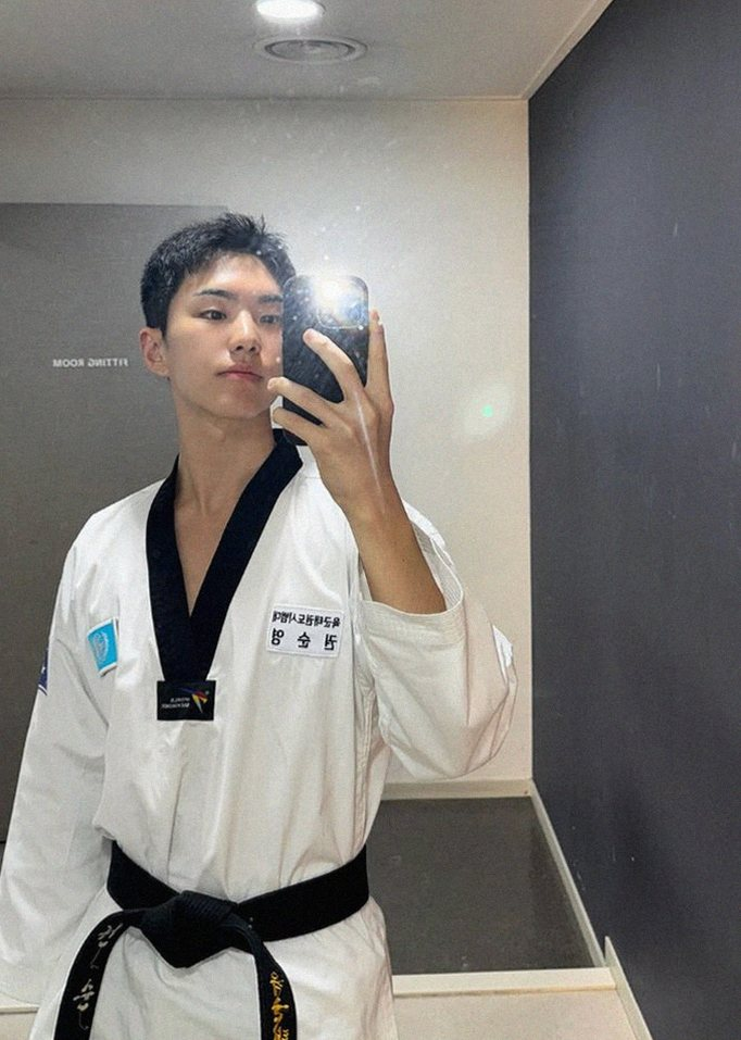SEVENTEEN's Hoshi Suffers ACL Rupture During Military Hiatus: The Sad Truth of the 'Tiger on Stage'