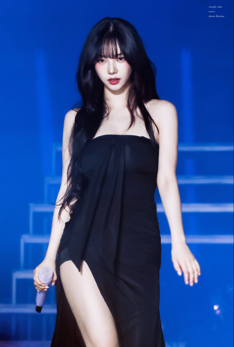 레더 트렌치 안에 반전 옆트임 드레스! 역대급이라는 카리나 콘서트 패션