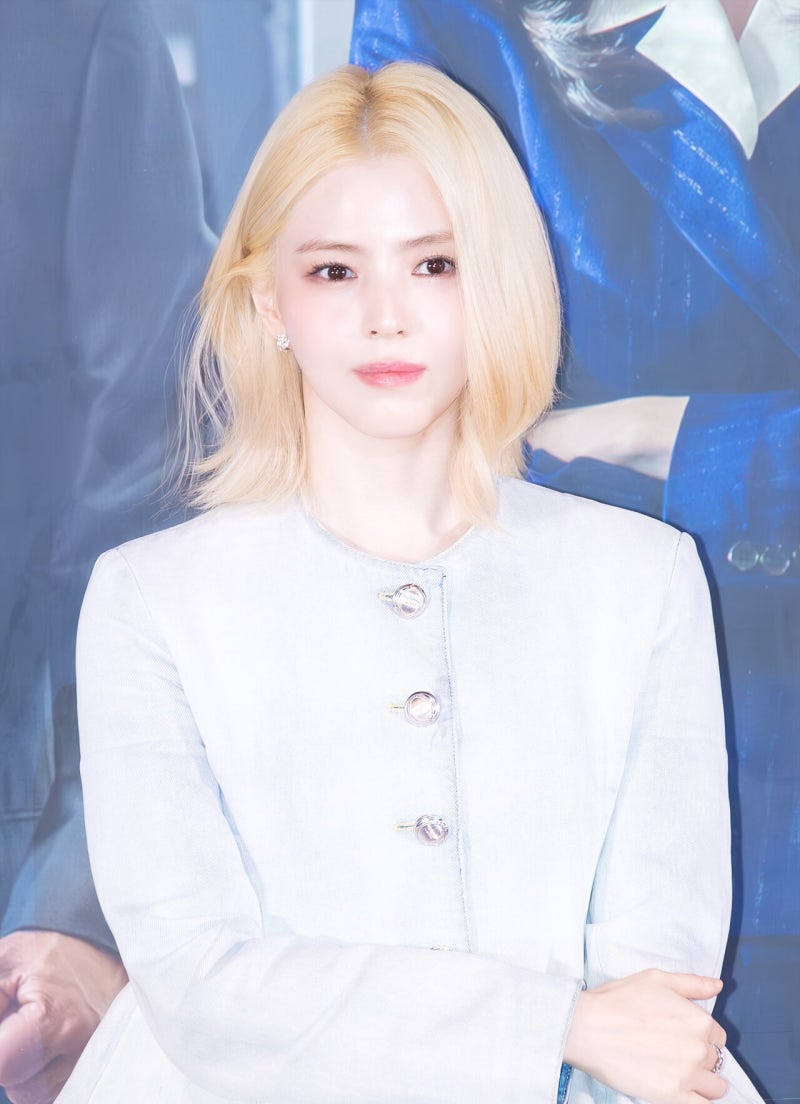 “보다 보면 적응되실 거예요” 한소희 금발 '인턴' 화보부터 사복까지