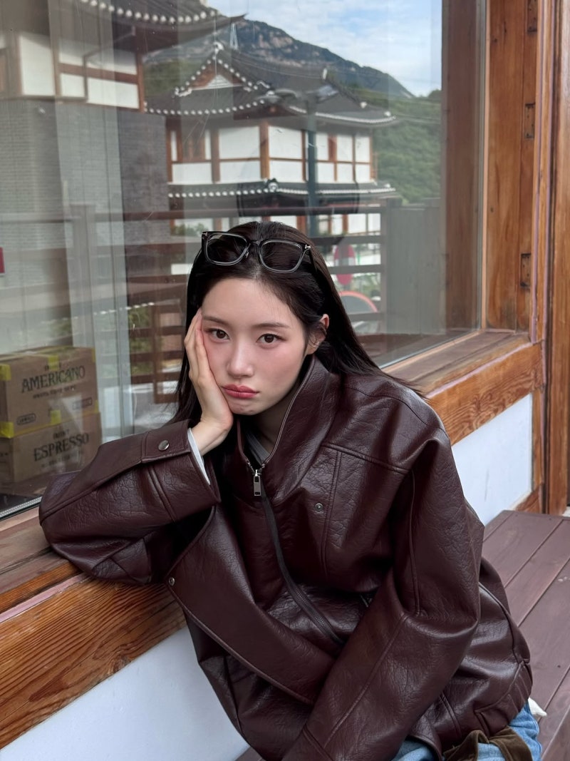 버건디 코디가 너무 찰떡인 정채연 가죽자켓 룩