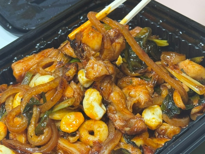 기영이숯불치킨 돼껍누들숯불치킨 후기｜순살 빨간양념 보통맛에 대파사리, 통마늘칩까지