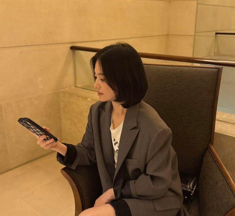 45세 송혜교 맞아? 파리 사복에서 포착된 가을 코디, 따라 입고 싶다
